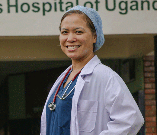 Anästhesistin Dr. Kwok vor der CURE Kinderklinik in Uganda