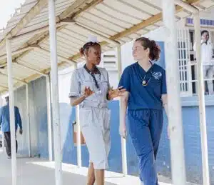 Betty Koker, Teilnehmerin des Ausbildungsprogramms, gemeinsam mit Katie Henderson, Pflegekraft im multidisziplinären Team von Mercy Ships.