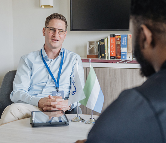 Schiffsdirektor Daniel Lauermann in seinem Büro auf der Global Mercy.