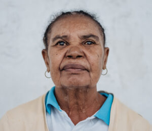 Porträtaufnahme der Patientin Delphine nachdem sie erfolgreich auf der Africa Mercy an den Augen operiert wurde.