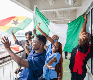Crewmitglieder der Global Mercy winken zum Abschied der Hospitalschiffes vom Deck des Schiffes.