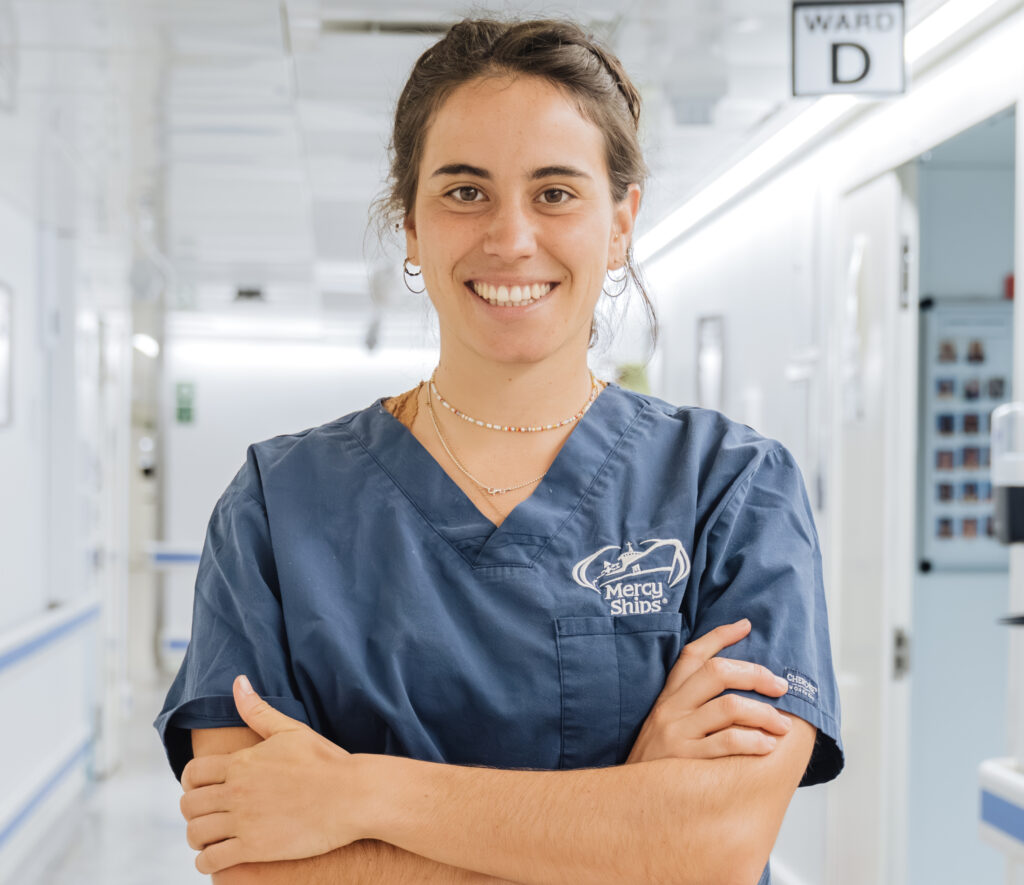 Porträtaufnahme von Charlotte Schall auf der Global Mercy