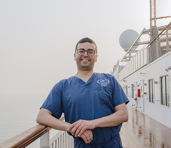 Schilddrüsenchirurg Ali Naddaf auf dem Deck der Global Mercy.