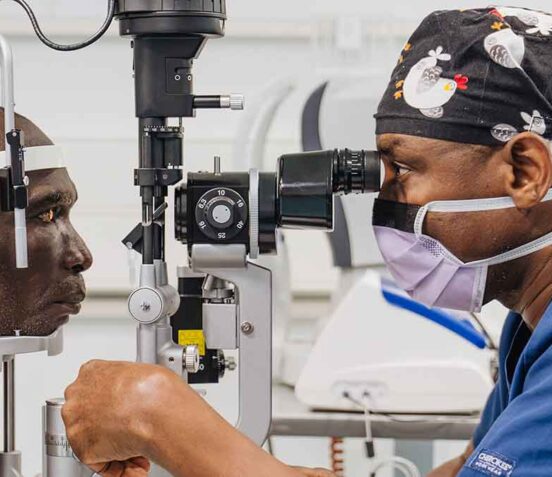 Erster Patient auf der Global Mercy in Ghana wird vor seiner Operation an den Augen untersucht.